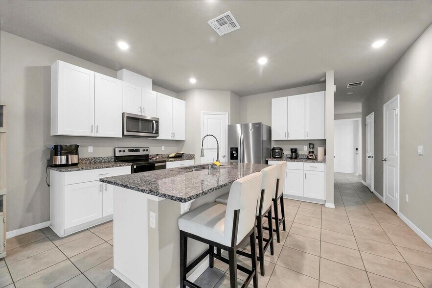 Building Photo - 3550 San Bernardino Way