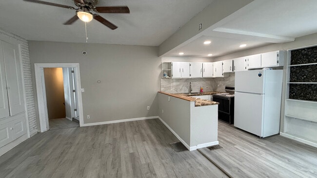 Building Photo - 235 E Main St