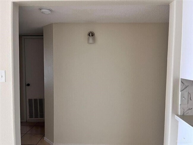 Building Photo - 416 E Tulip Ave