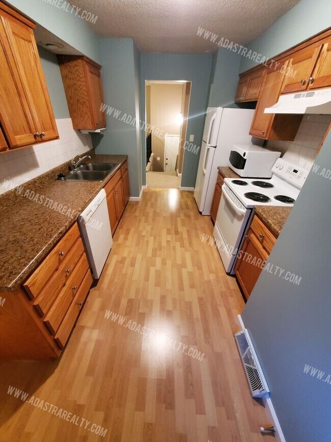 Building Photo - Beautiful Hard to Find Duplex in Olathe No...