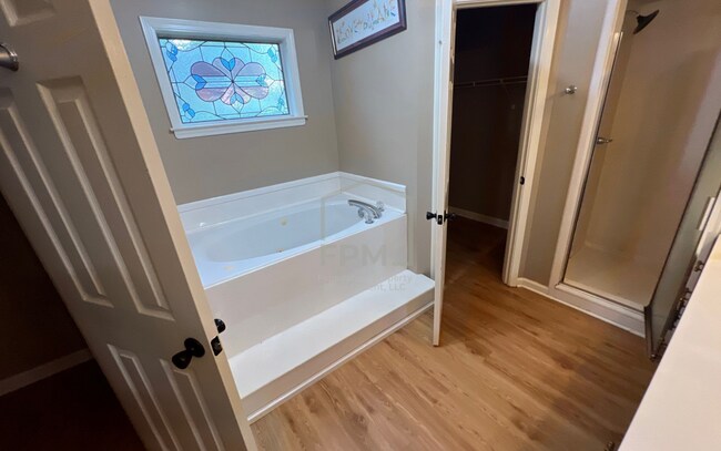 Building Photo - 1095 Carriage Dr S
