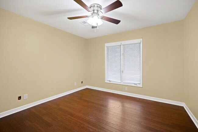 Building Photo - 3 Bedroom, 2.5 Bath Condo on the Pebble Creek Golf Course