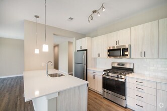 Building Photo - Two Bedroom Luxury Apartment (Elevator Bui...