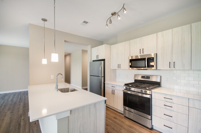 Primary Photo - Two Bedroom Luxury Apartment (Elevator Bui...