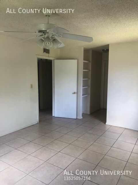 Building Photo - The Oaks Condo