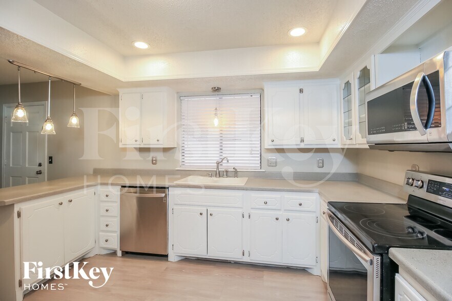 Building Photo - 2012 Tanglewood Dr