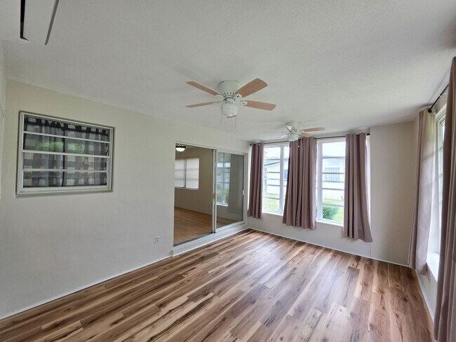 Building Photo - 3/2 with Florida room and Carport