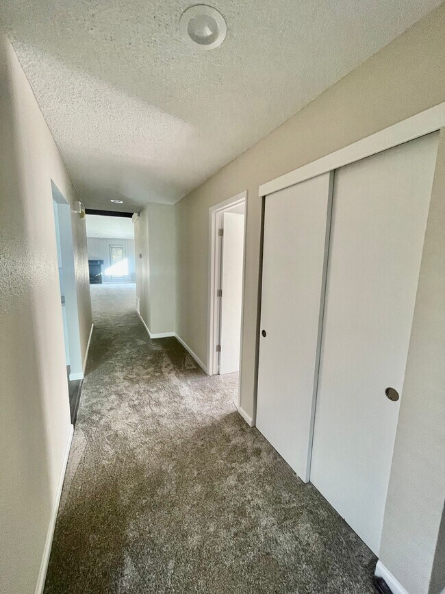 Building Photo - 204 Rockwood Dr