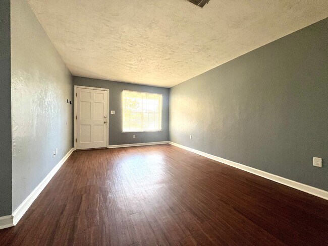 Building Photo - Super house on large private lot