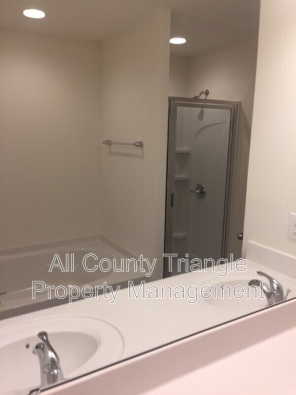 Building Photo - 412 Irving Way