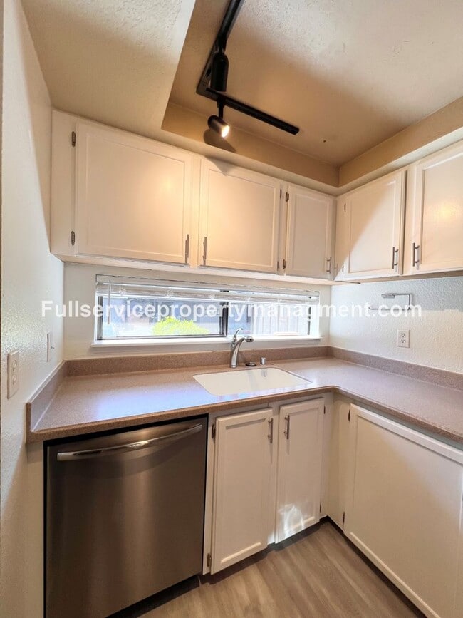 Building Photo - Spacious and bright Bellevue condo you won't want to miss!