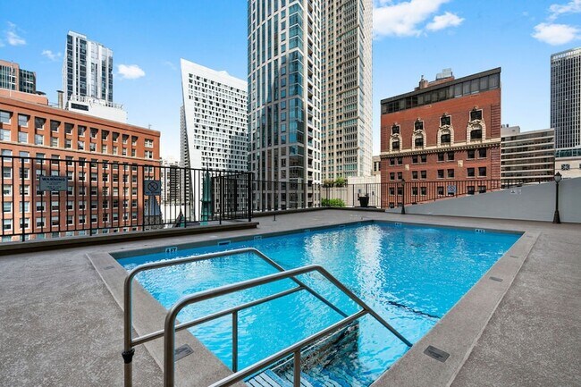Building Photo - 111 E Chestnut St