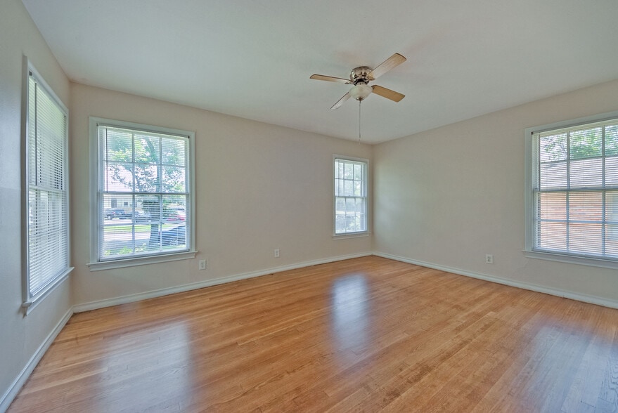 Building Photo - 1653 Mariposa Dr
