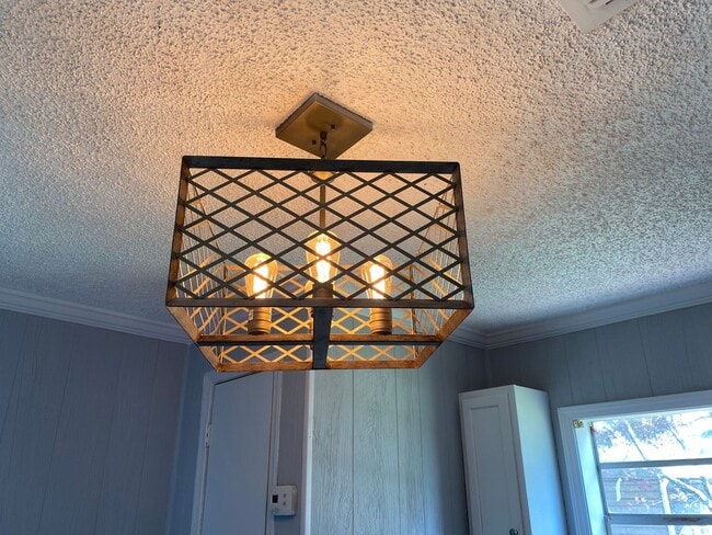 Building Photo - 2 Bedroom 1 bath Cottage with washer and d...