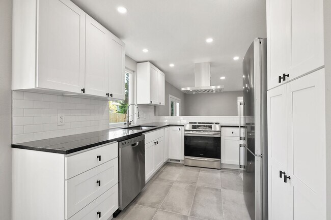 Building Photo - Inviting Everett Home Featuring 3 Bedrooms, Fireplace, and Fully Fenced Backyard