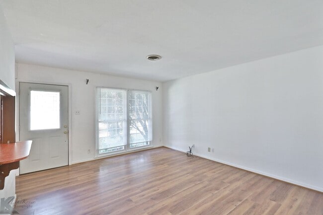 Building Photo - 3 bed/1.5 bath, 2 living home