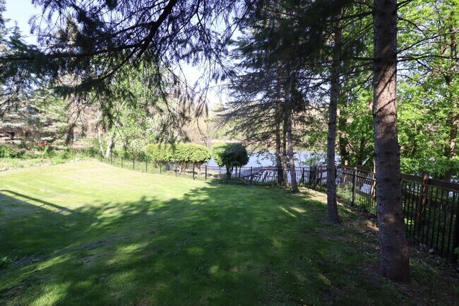 Building Photo - Stunning 4 Bedroom Home with Pond Access