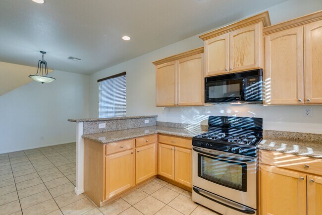 Building Photo - Great 3 bedroom house with a large loft an...
