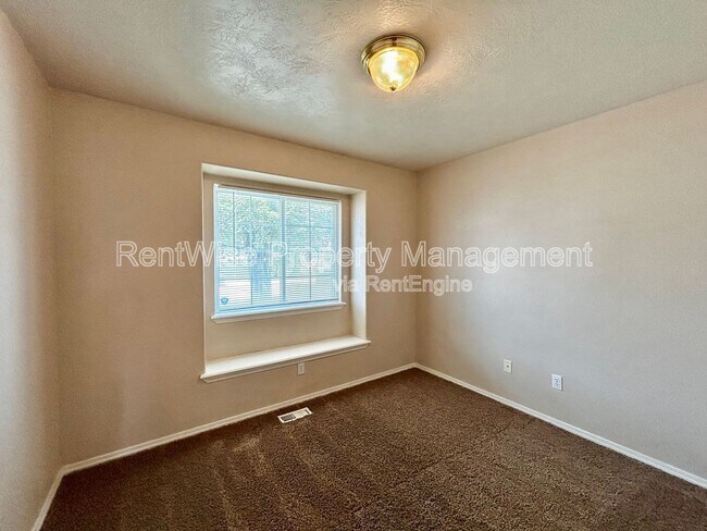 Building Photo - 303 W Case St