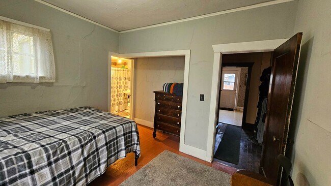 Building Photo - Large Corner Lot House