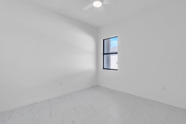 Building Photo - 1021 Chiquita Blvd N