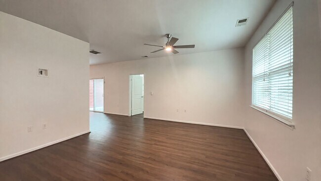 Building Photo - 662 Lacy Oak Dr
