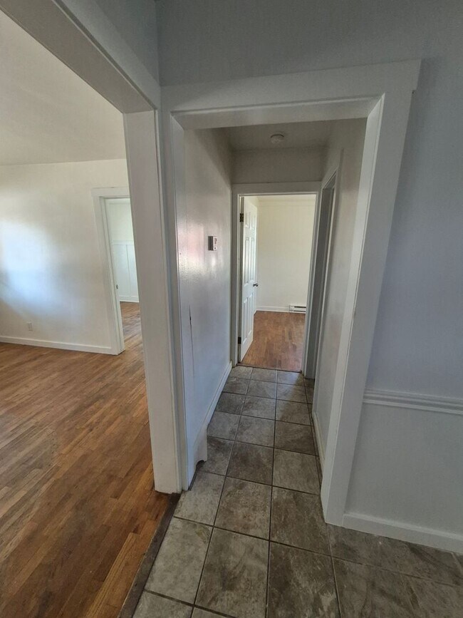 Building Photo - 2 bed, 1 Bath house in Bolivar, Mo! Call Quick!