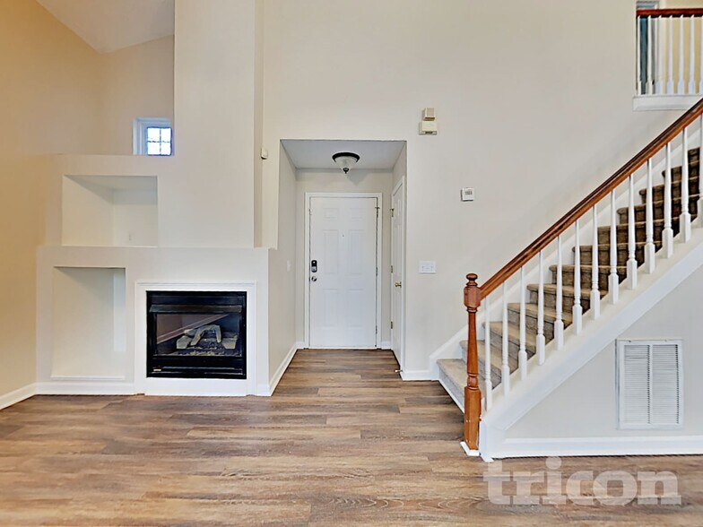 Building Photo - 102 W Oaks Pl