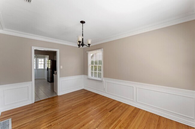 Building Photo - Single-story 3+3 in Woodland Hills w/appli...