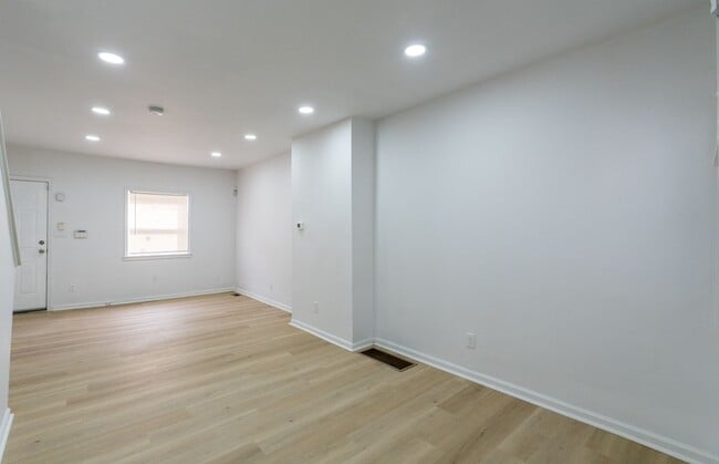 Building Photo - Newly rehabbed with central air