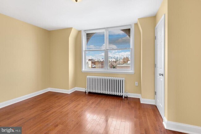 Building Photo - 1440 W Porter St