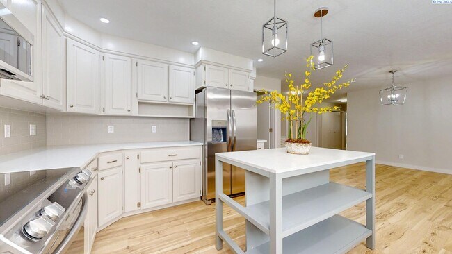Building Photo - 2 bed, 2 bath townhome in Meadow Springs
