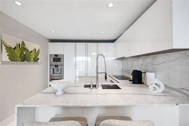 Building Photo - 10201 Collins Ave