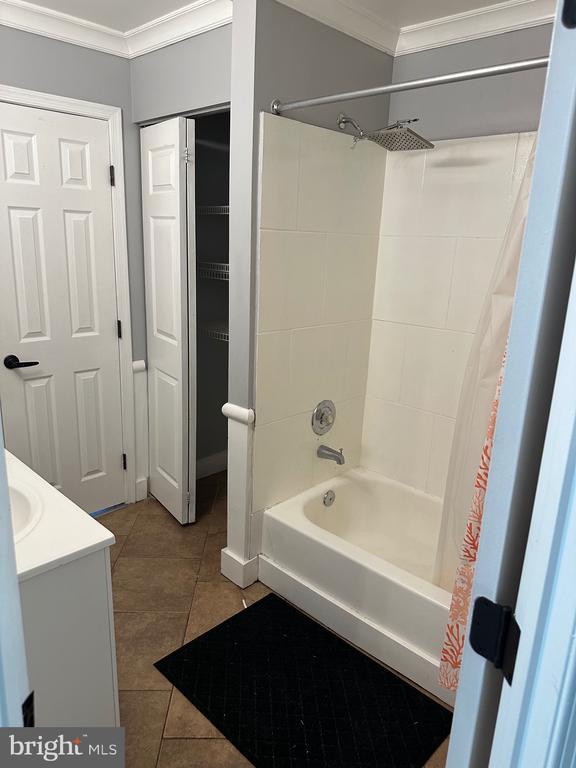 Building Photo - 9708 Lake Point Ct