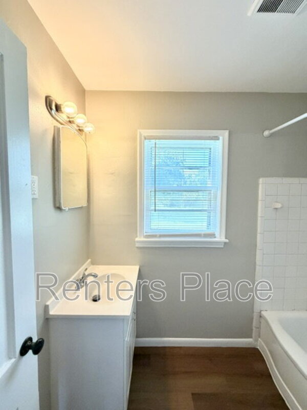 Building Photo - 1428 E 52nd St