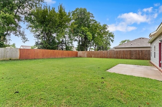 Building Photo - Beautiful home Located in desirable west Fayetteville neighborhood with playground