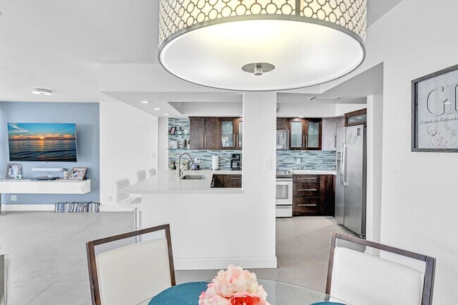 Building Photo - 525 N Ocean Blvd