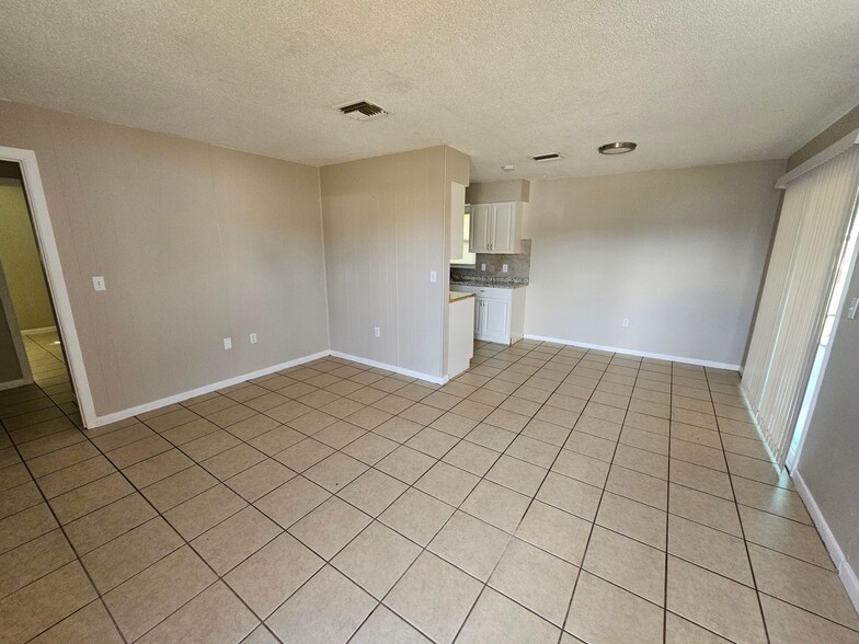 Building Photo - 4719 Manatee Dr