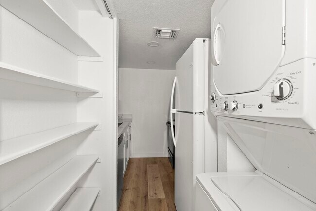 Building Photo - 9009 Richmond Ave.