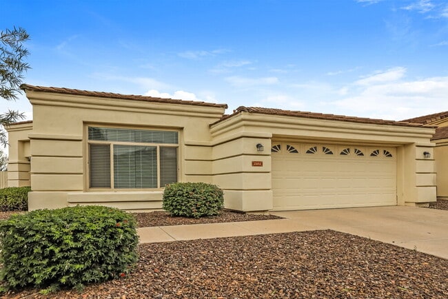 Building Photo - 2102 E Fawn Dr