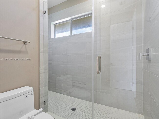 Building Photo - 626 NE 12th Ave