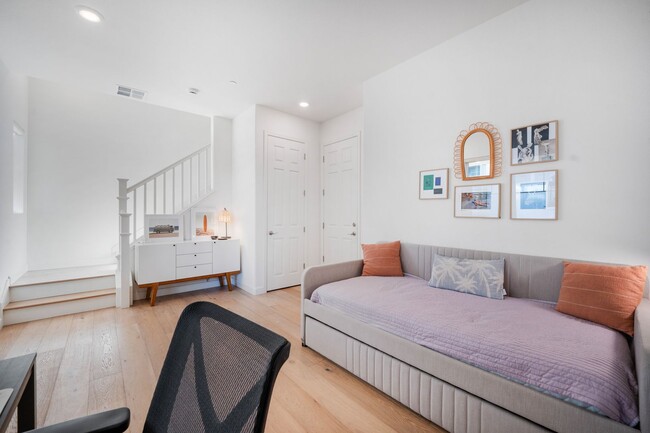 Building Photo - $3595.00 - Newer Large 3/2.5 Townhome in B...
