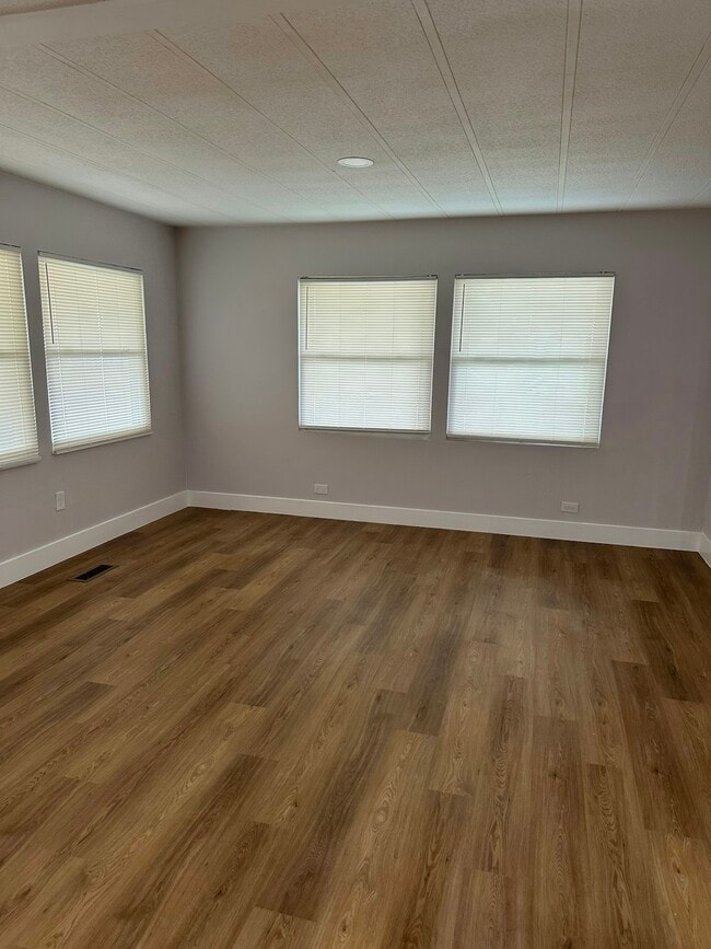 Building Photo - 15 NE 63rd Ct