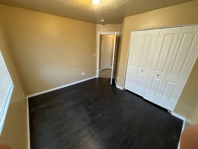 Building Photo - 3 Bed 2 Bath Duplex In Nampa: Available Now