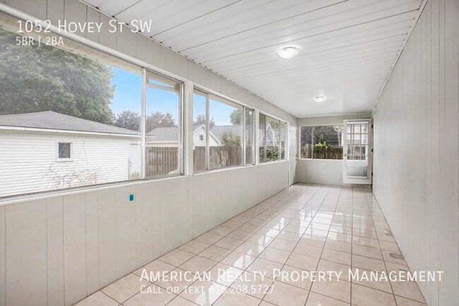 Building Photo - 1052 Hovey St SW