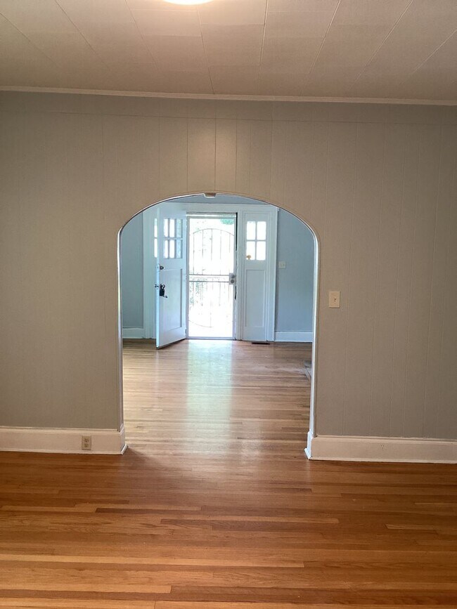 Building Photo - Nice Two Bedroom Two Bath Home