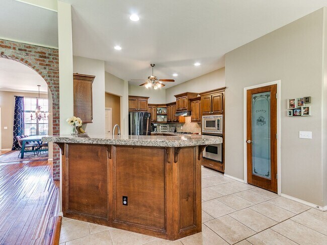 Building Photo - Large 4-Bedroom Home in Edmond Schools