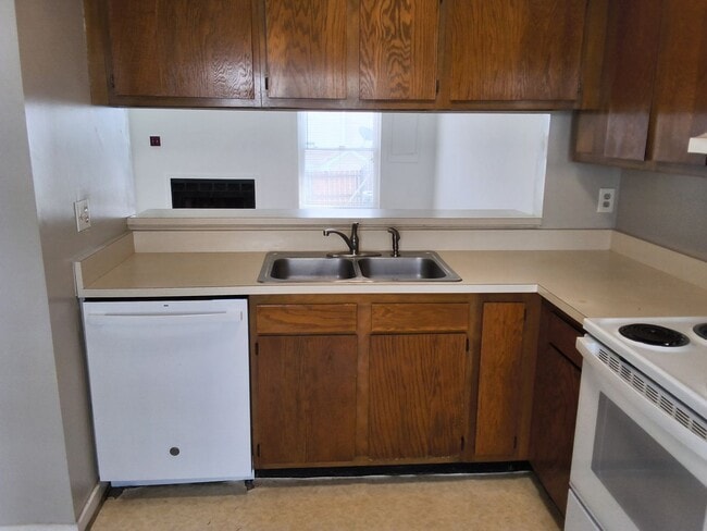 Building Photo - 3044 Kim Dr