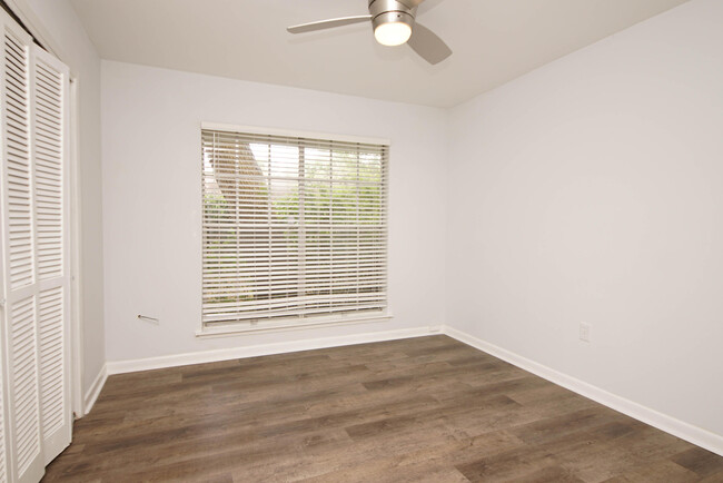 Building Photo - 596 L'Ombre Ct NE
