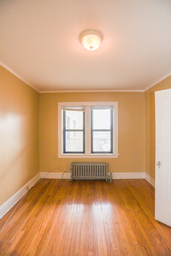 Building Photo - 2420 W Lunt Ave